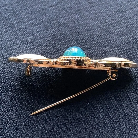 Gold tone bar brooch - Picture 2 of 4